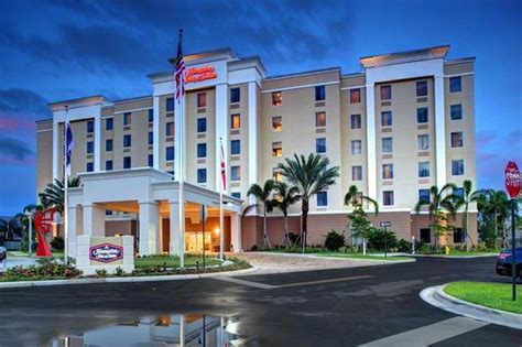 Hampton Inn & Suites Hotel in Coconut Creek, FL .